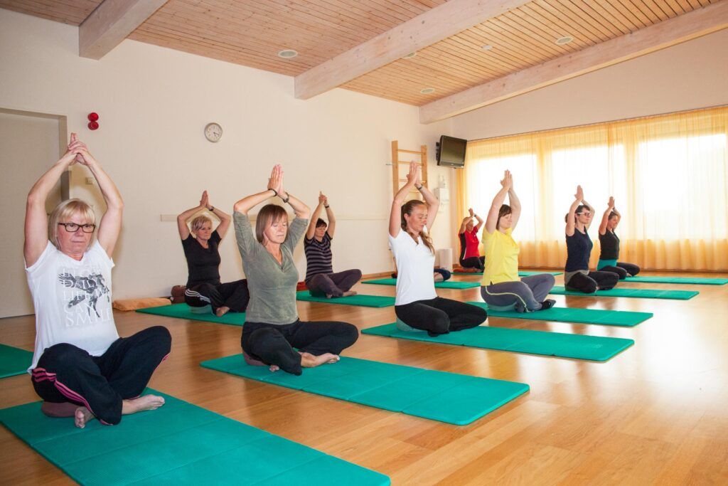 Gruppe von Frauen macht Yoga auf Matten