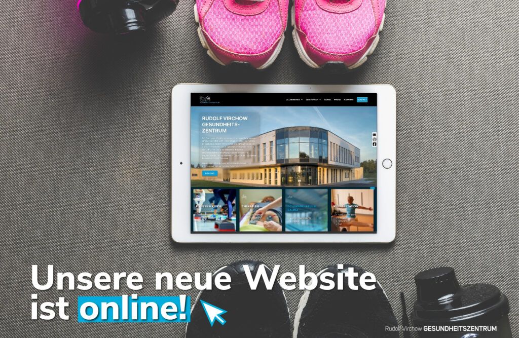 Tablet mit neuer Webseite und Turnschuhen daneben