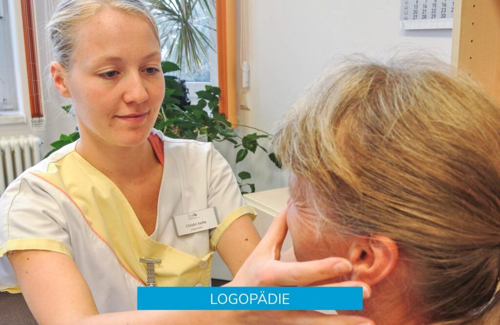 Logopädin behandelt Patientin