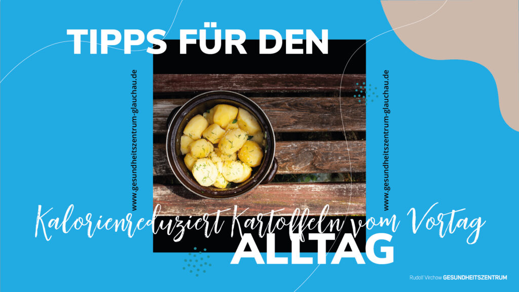 Alltagstipp des Rudolf Virchow Gesundheitszentrum Glauchau zum Thema Ernährung. Ein Topf mit gekochten, kalorienreduzierten Kartoffeln vom Vortag liegt auf einem Holztisch. Die Botschaft lautet: "Kalorienreduziert Kartoffeln vom Vortag"