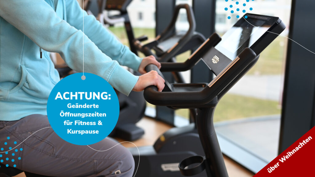 Nahaufnahme einer Person im Fitnessraum, die auf einem Ergometer oder Fahrradtrainer trainiert. Ein Overlay weist auf geänderte Öffnungszeiten für Fitness und Kurspause über Weihnachten hin.