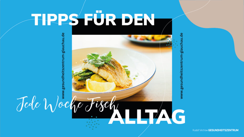 Ernährungstipp vom Gesundheitszentrum Glauchau: „Jede Woche Fisch“ – Infografik mit einem gebratenen Fischfilet auf Spargel und Zitrone für eine gesunde Ernährung.