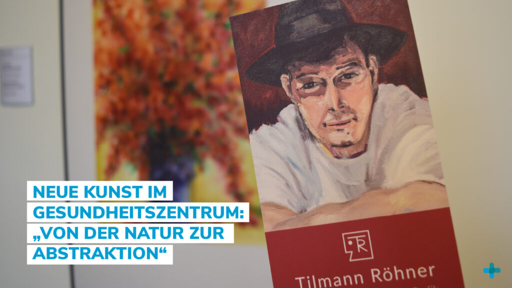 Flyer für die Kunstausstellung „Von der Natur zur Abstraktion“ von Tilmann Röhner im Gesundheitszentrum, mit einem gemalten Porträt eines Mannes mit Hut.