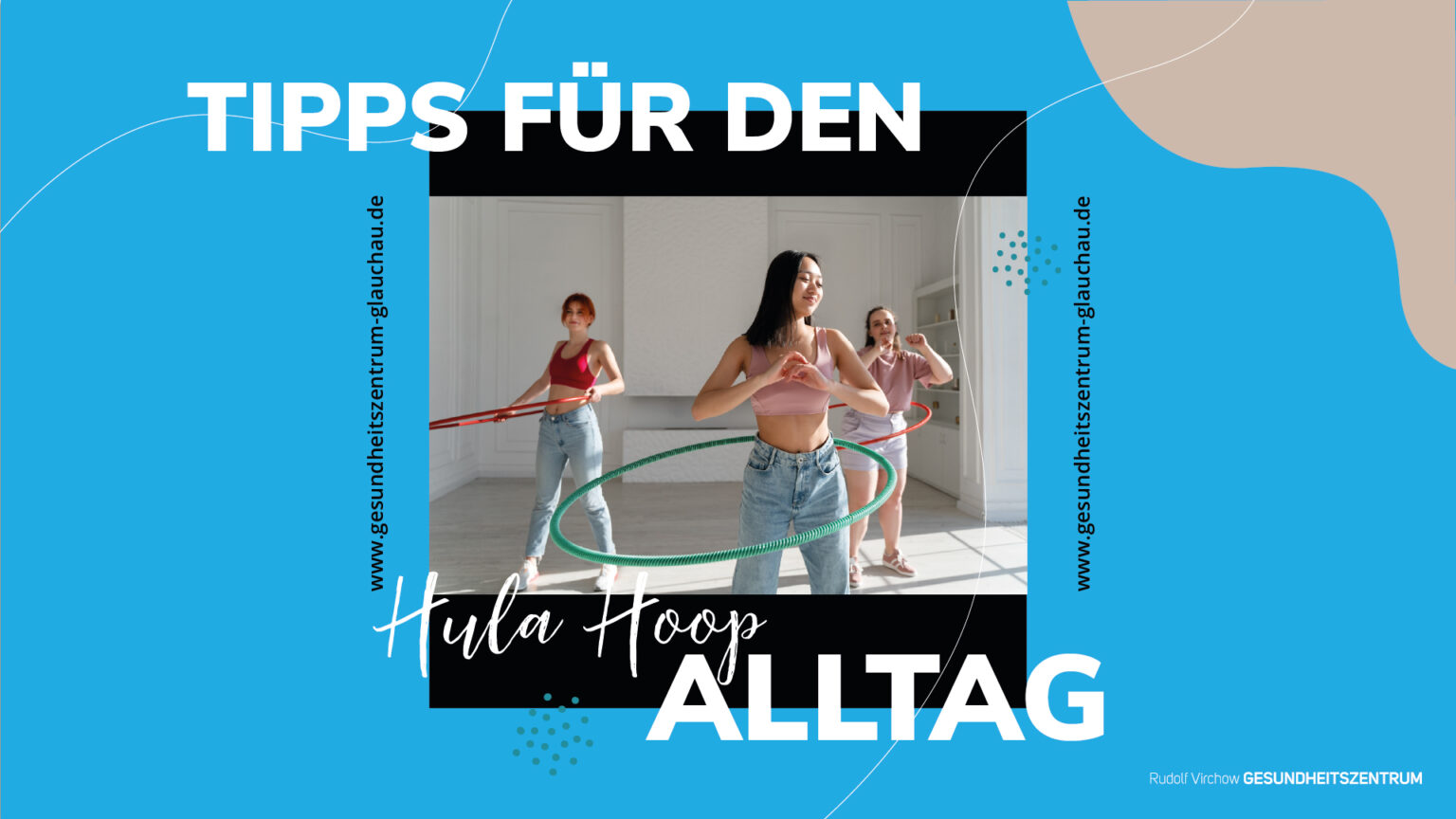 Drei Frauen beim Hula-Hoop-Training in einem hellen Raum – Vorschaubild für Alltagstipps vom Rudolf Virchow Gesundheitszentrum Glauchau.
