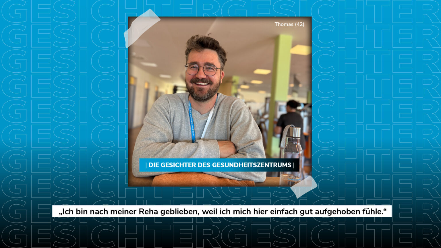 Thomas (42) lächelt im Gesundheitszentrum mit dem Zitat: „Ich bin nach meiner Reha geblieben, weil ich mich hier einfach gut aufgehoben fühle.“