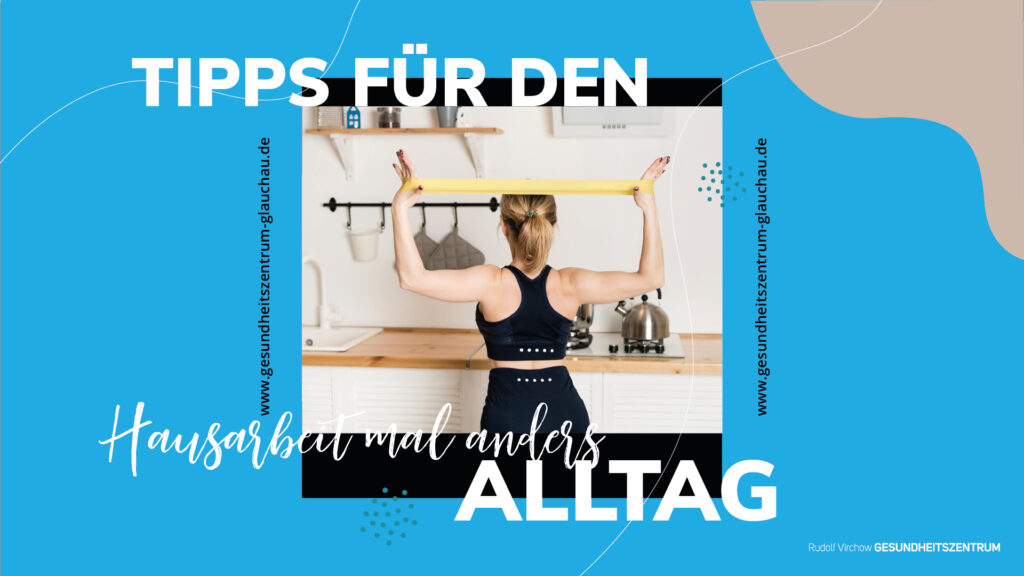 Frau macht Fitnessübungen mit einem Widerstandsband in der Küche – Tipps für den Alltag und Hausarbeit mal anders vom Gesundheitszentrum Glauchau.