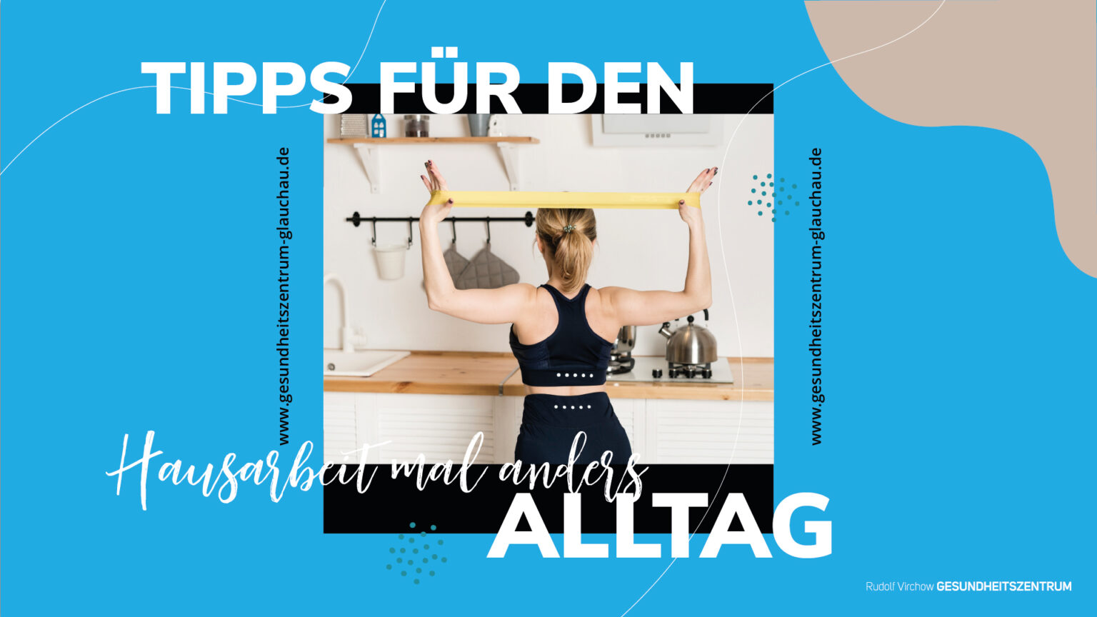 Frau macht Fitnessübungen mit einem Widerstandsband in der Küche – Tipps für den Alltag und Hausarbeit mal anders vom Gesundheitszentrum Glauchau.