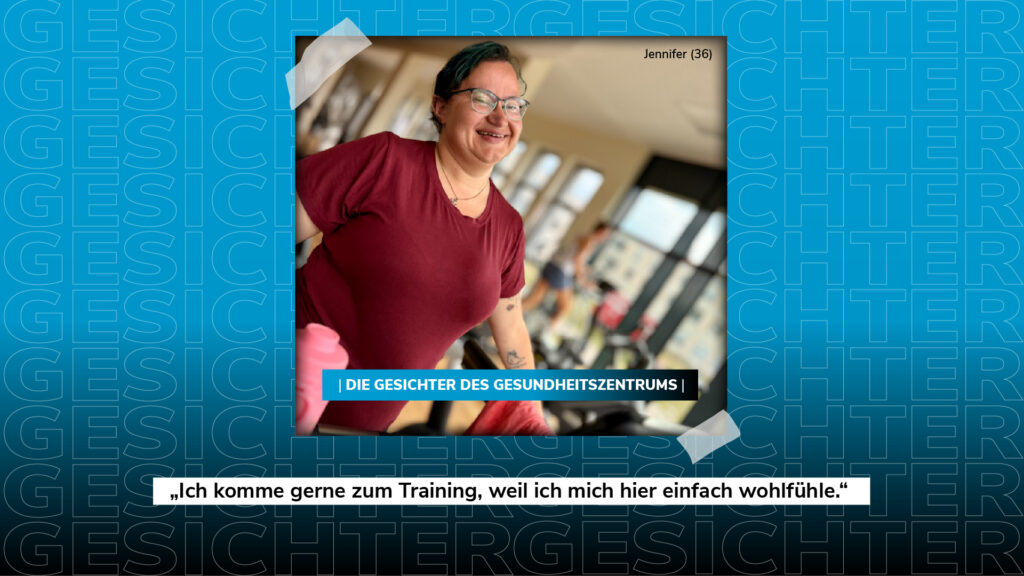 Jennifer (36) lächelt beim Training im Gesundheitszentrum mit dem Zitat: „Ich komme gerne zum Training, weil ich mich hier einfach wohlfühle.“