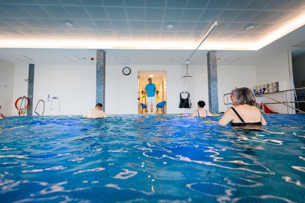 Wassergymnastik und Hydrotherapie im barrierefreien Therapiebecken mit Therapeut