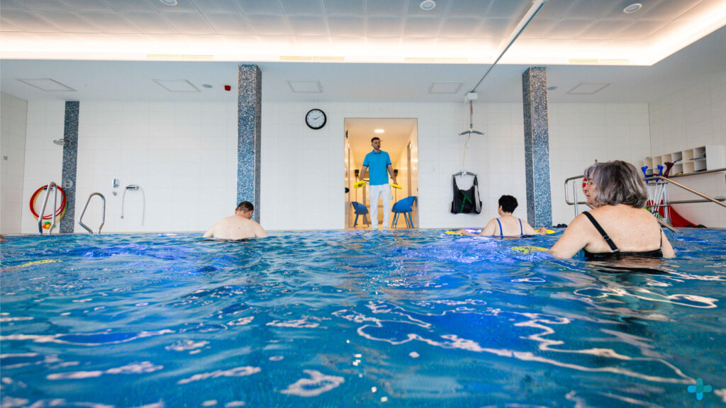 Wassergymnastik und Hydrotherapie im barrierefreien Therapiebecken mit Therapeut