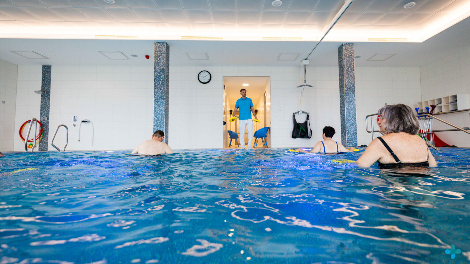 Wassergymnastik und Hydrotherapie im barrierefreien Therapiebecken mit Therapeut