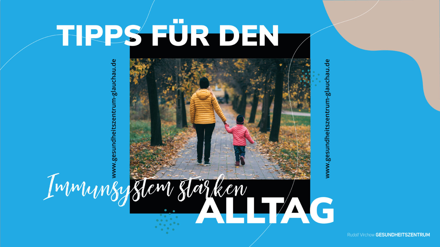 Paar spaziert durch herbstlichen Park – Grafik mit Tipps zum Immunsystem stärken vom Gesundheitszentrum Glauchau